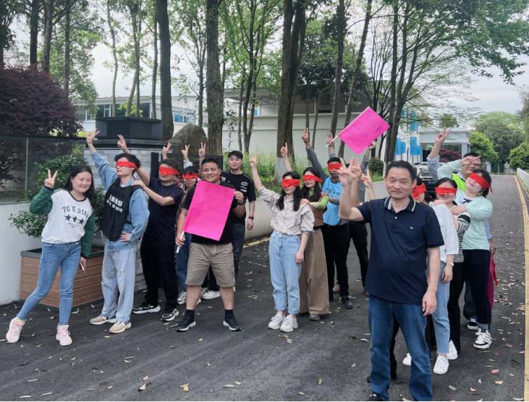 团结一心，向快乐出发